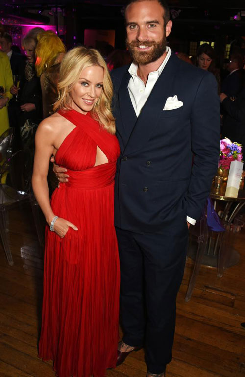 nghi ngo bo tre ngoai tinh kylie minogue nuc no dau kho