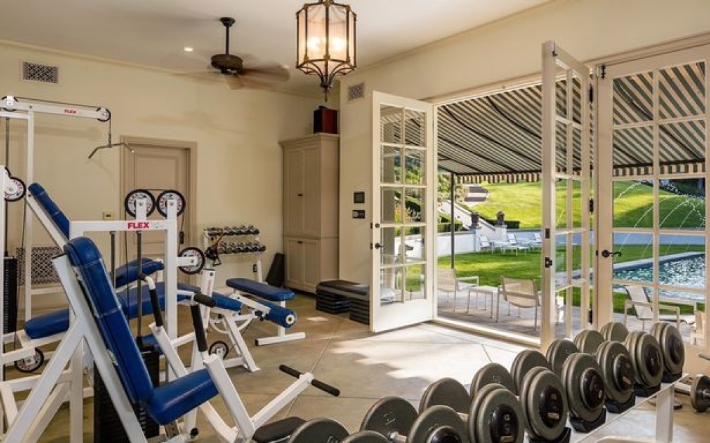 angelina jolie se chuyen den song gan brad pitt