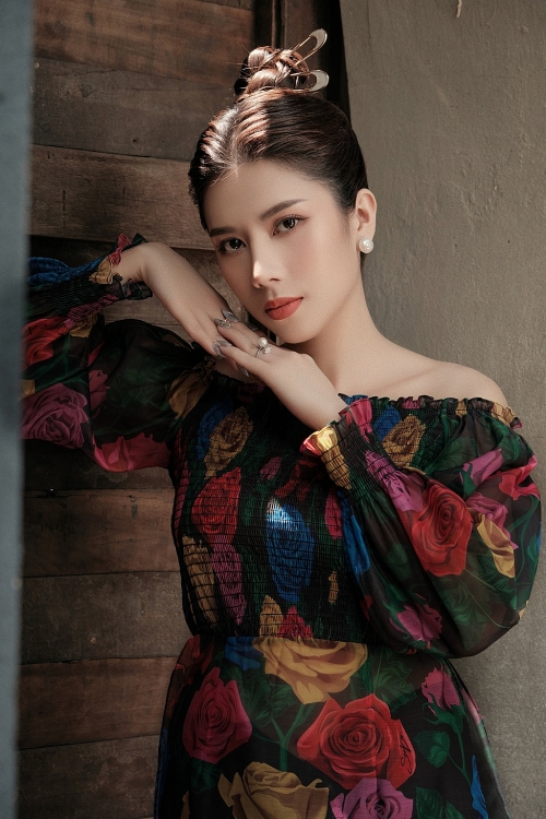 Hoa hậu Dương Yến Nhung khoe vẻ đẹp trong trẻo trong bộ ảnh áo dài