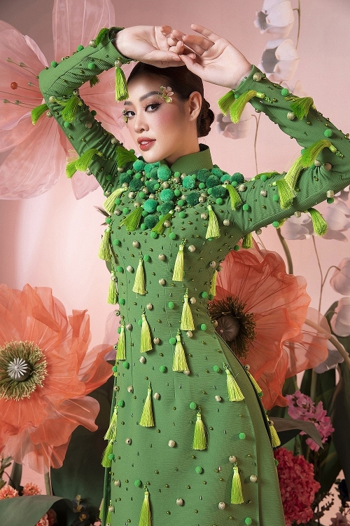 Hoa hậu Khánh Vân làm nàng thơ của NTK Minh Châu trong bộ áo dài hòa mình với cây cỏ