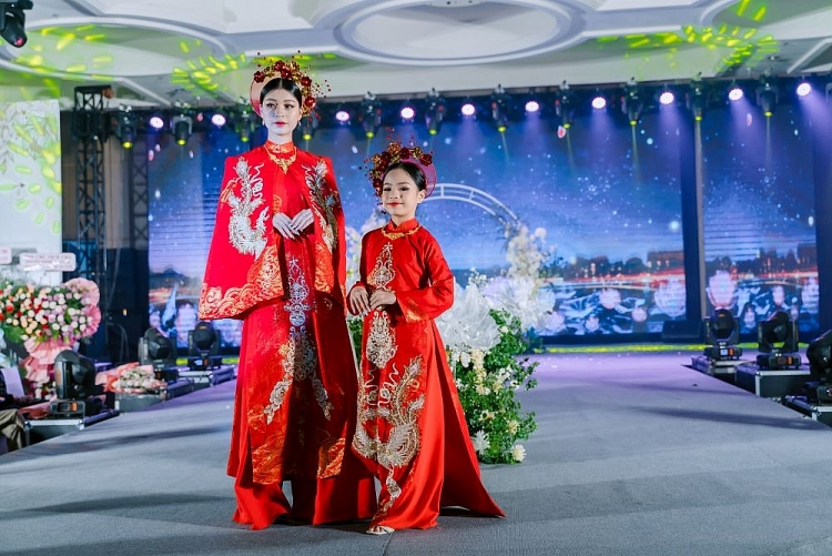 MC Quỳnh Hoa, Ngọc Trang, Thiên Nga diện áo dài Việt Hùng trên sân khấu 'Triển lãm cưới Cần Thơ'