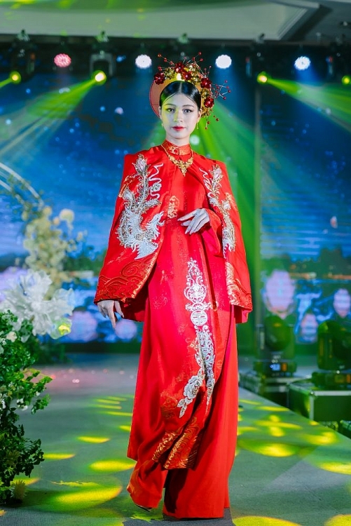 MC Quỳnh Hoa, Ngọc Trang, Thiên Nga diện áo dài Việt Hùng trên sân khấu 'Triển lãm cưới Cần Thơ'