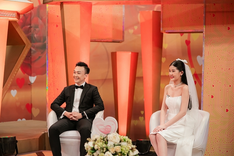 Hoa hậu Lê Âu Ngân Anh chia sẻ góc khuất hôn nhân và lời khuyên đắt giá của MC Hồng Vân