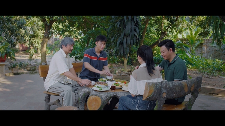 Ông bố 4 con NSƯT Võ Hoài Nam lại làm ‘gà trống nuôi con’ trong phim mới ‘Món quà của cha’