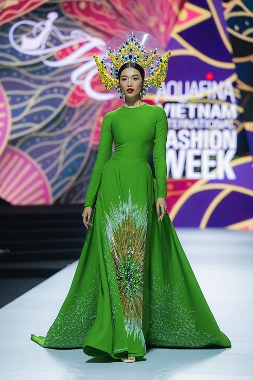 Hương Ly mở màn, Khánh Vân - Minh Tú làm vedette bộ sưu tập áo dài của Minh Châu
