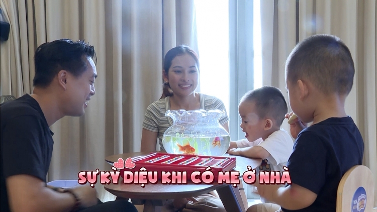 'Mẹ vắng nhà - Ba là siêu nhân': Quỳnh Quỳnh tiết lộ Lê Dương Bảo Lâm 'đi làm đưa hết tiền về cho vợ'