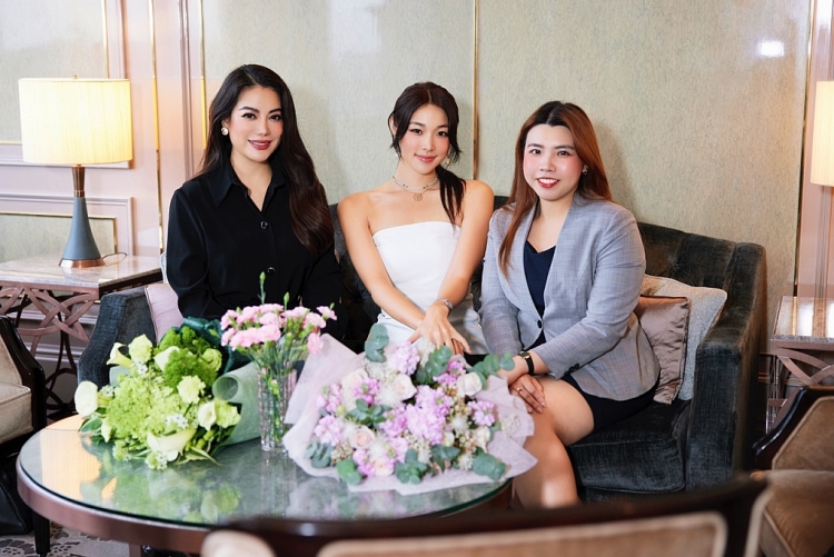 Trương Ngọc Ánh ra sân bay đón 'Miss Earth 2022' Mina Sue Choi đồng hành cùng 'Miss Earth Vietnam 2023'