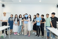 Ca sĩ Hà Phương cùng con gái út Angelina gặp gỡ các bạn trẻ mồ côi vì đại dịch Covid