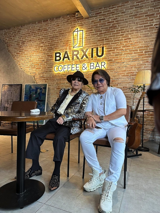 Tuổi 86, nghệ sĩ Minh Cảnh ngồi máy bay 29 tiếng để về lại Việt Nam vì tình cảm nồng hậu của khán giả quê nhà