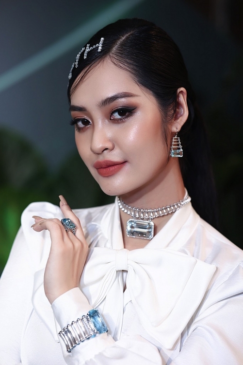 Hoa hậu Nông Thúy Hằng diện trang sức 5 tỷ đồng dự sự kiện
