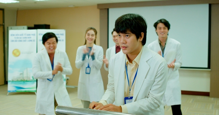 'Doctor Lof - Bác sĩ hạnh phúc': Một cái kết mở cho Trần Phong với hành trình gian nan trở thành bác sĩ chính thức của khoa ngoại