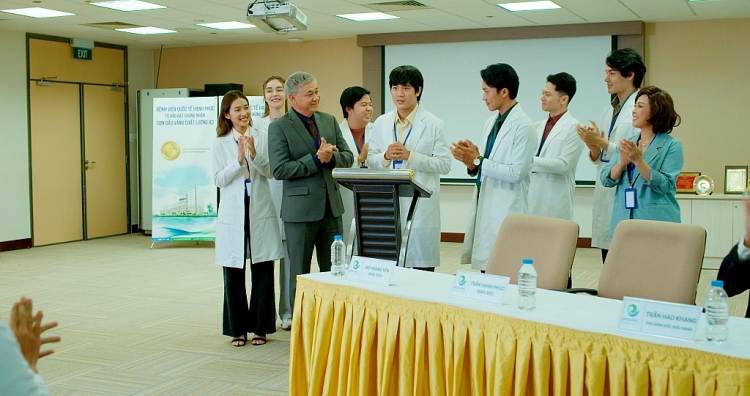 'Doctor Lof - Bác sĩ hạnh phúc': Một cái kết mở cho Trần Phong với hành trình gian nan trở thành bác sĩ chính thức của khoa ngoại