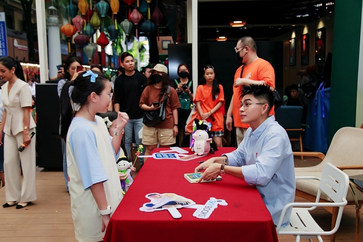 'Xứ sở miên man' của Jun Phạm được đón nhận nồng nhiệt, 'cháy hàng' sau 1 ngày ra mắt chính thức