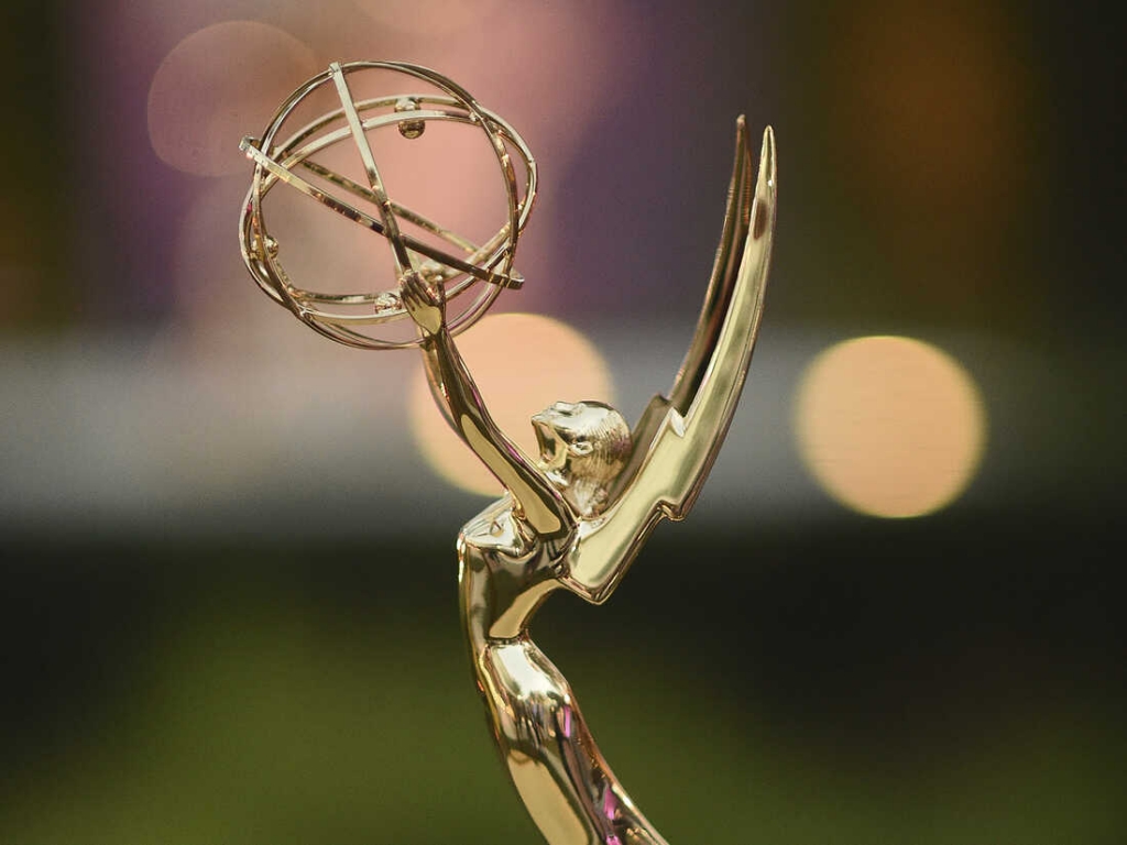 Emmy bị hoãn giữa bối cảnh biên kịch và diễn viên Hollywood đình công