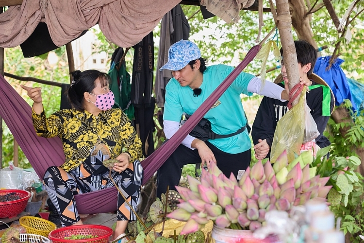 'Đệ nhất mưu sinh': Huy Khánh - Quang Hùng MasterD lội bùn, hái sen cả ngày được trả lương 20.000 đồng