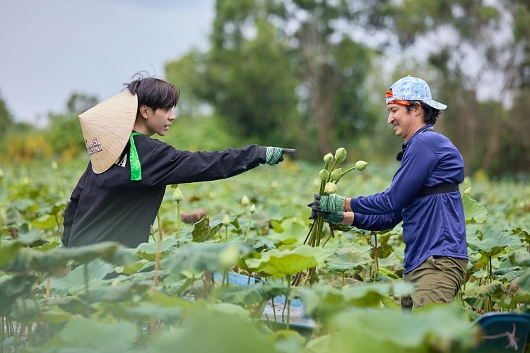 'Đệ nhất mưu sinh': Huy Khánh - Quang Hùng MasterD lội bùn, hái sen cả ngày được trả lương 20.000 đồng