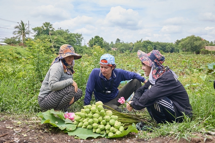 'Đệ nhất mưu sinh': Huy Khánh - Quang Hùng MasterD lội bùn, hái sen cả ngày được trả lương 20.000 đồng