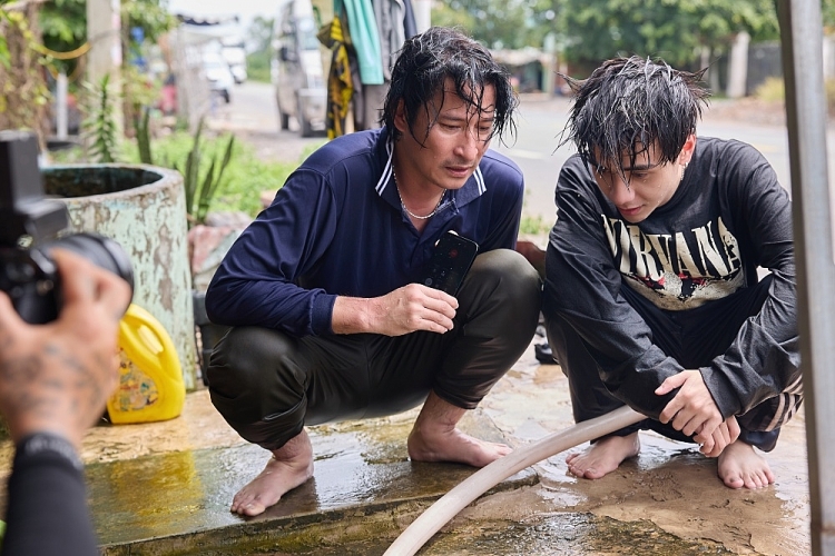 'Đệ nhất mưu sinh': Huy Khánh - Quang Hùng MasterD lội bùn, hái sen cả ngày được trả lương 20.000 đồng