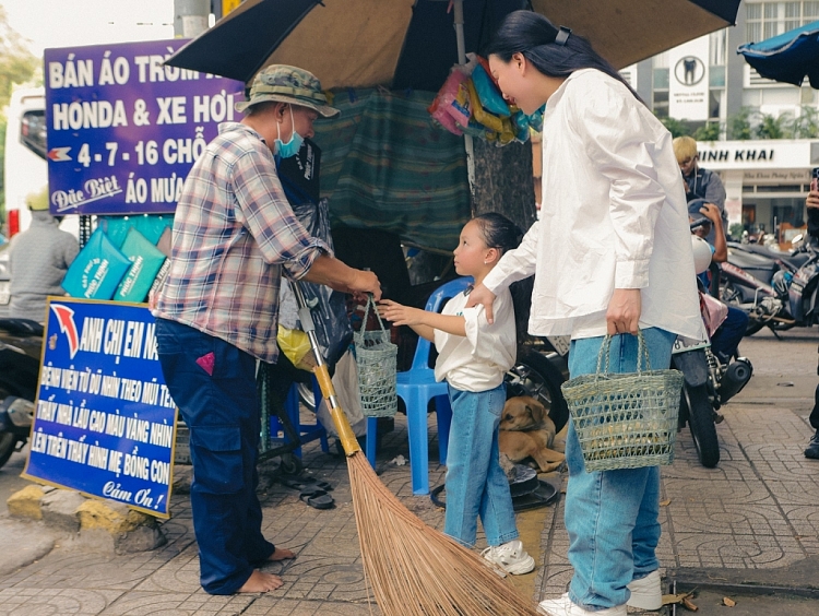 Trà Ngọc Hằng dạy con học cách 'cho đi và nhận lại', tích cực làm từ thiện