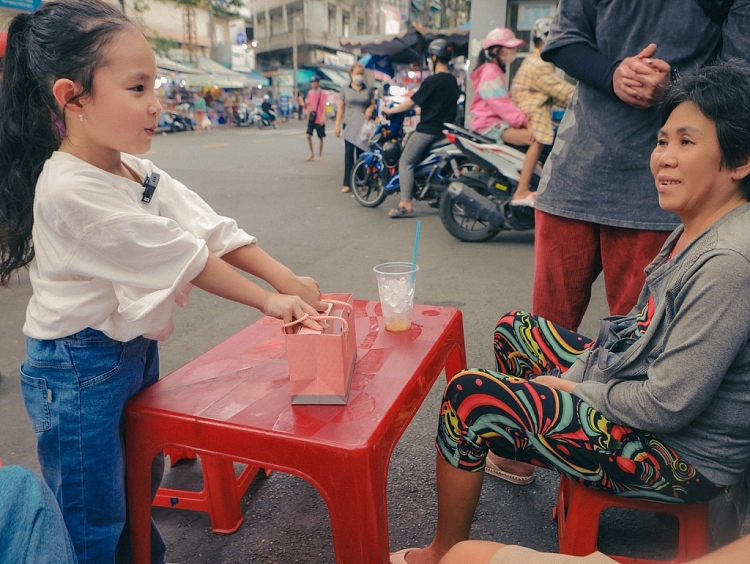 Trà Ngọc Hằng dạy con học cách 'cho đi và nhận lại', tích cực làm từ thiện