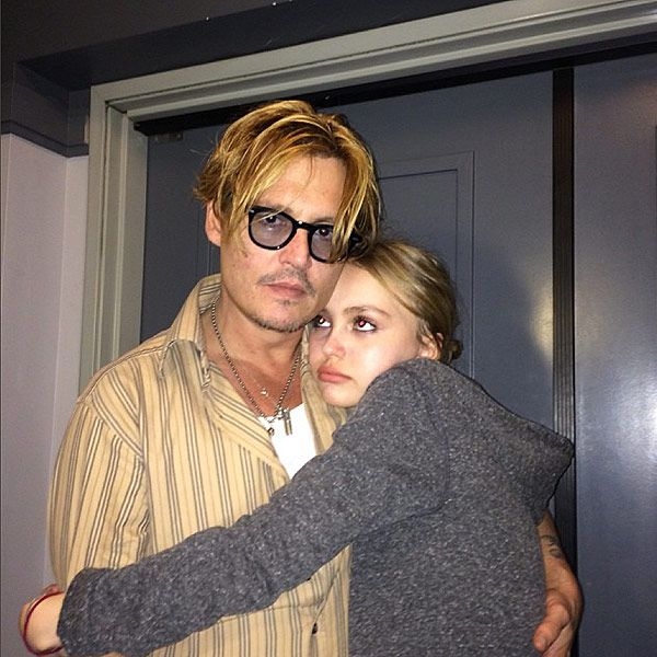 Con gái Johnny Depp thoải mái hẹn hò bạn gái bất chấp việc cha bất tỉnh