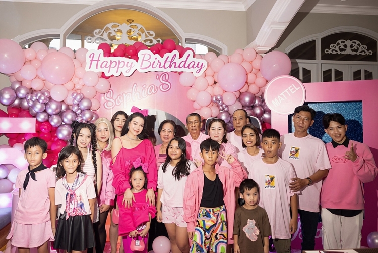 Trà Ngọc Hằng tổ chức tiệc sinh nhật ngọt ngào cho con gái