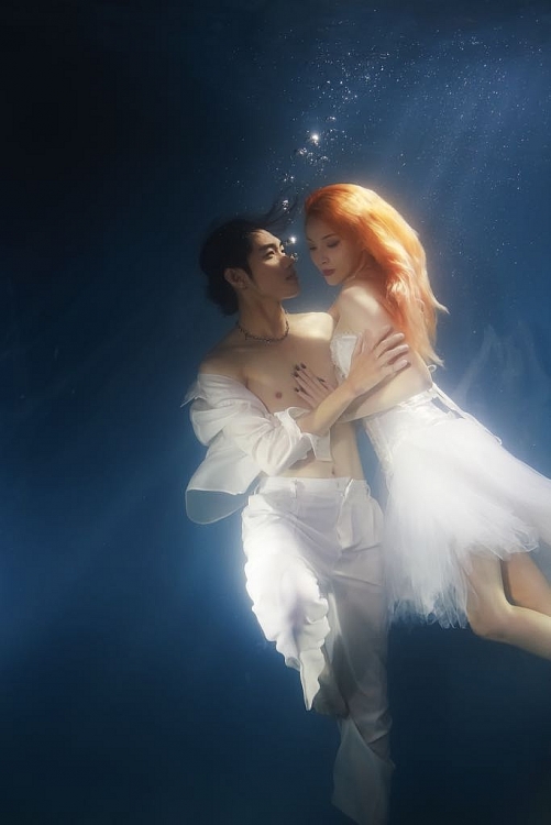 Quang Đăng tung bộ ảnh couple chụp dưới nước đầy nghệ thuật