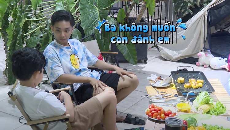 'Mẹ vắng nhà - Ba là siêu nhân': Phan Hiển cùng hai con cắm trại tại nhà đầy ấm áp, con gái ngoan ngoãn phụ Lê Dương Bảo Lâm làm việc nhà