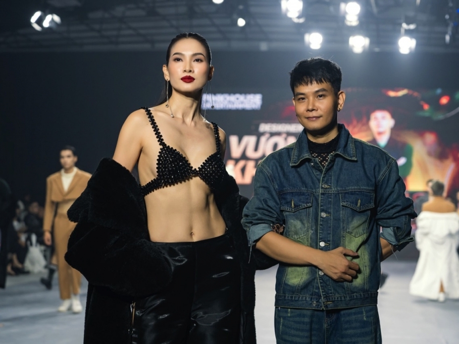 Siêu mẫu Anh Thư xứng danh 'đệ nhất vedette', khoe dáng táo bạo trong BST của NTK Vương Khang