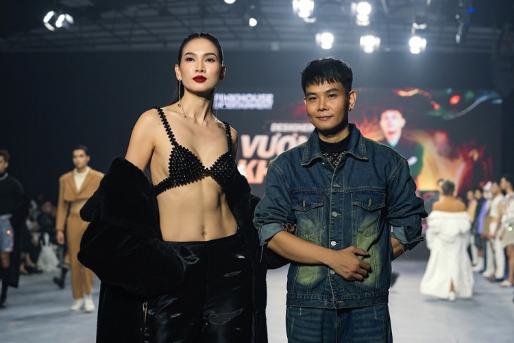 Siêu mẫu Anh Thư xứng danh 'đệ nhất vedette', khoe dáng táo bạo trong BST của NTK Vương Khang