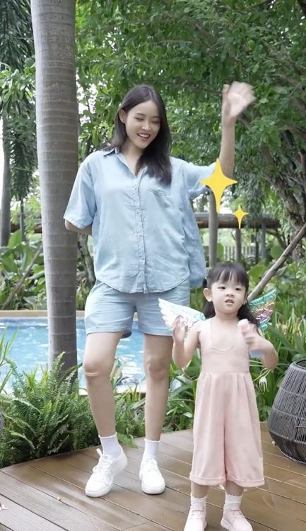 Trương Mỹ Nhân cùng con gái Bona, Long Chun và loạt hot TikToker cũng đu trend 'Chuyện nhỏ như muỗi'