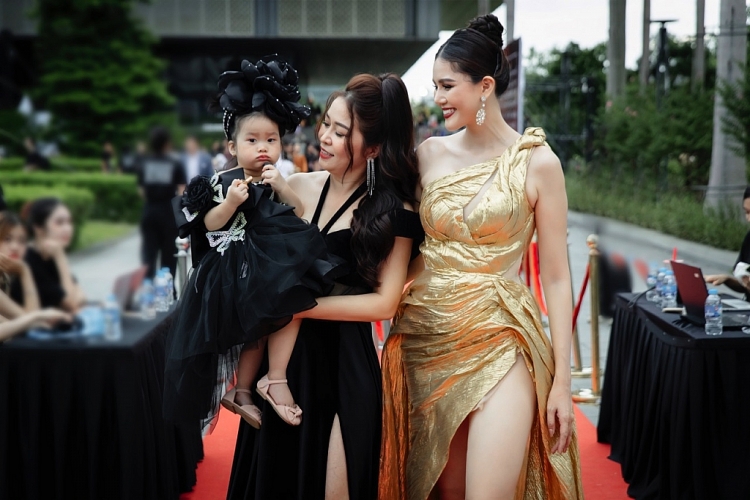 Hoa hậu Kim Nguyên tái xuất sàn diễn với model kid Cherry 18 tháng tuổi