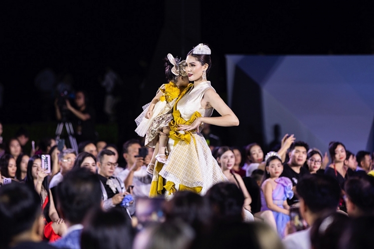 Hoa hậu Kim Nguyên tái xuất sàn diễn với model kid Cherry 18 tháng tuổi