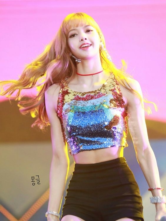 Lisa (BlackPink) và những lần khoe body 'siêu cháy'