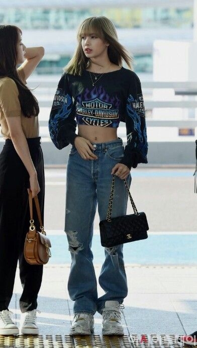 Lisa (BlackPink) và những lần khoe body 'siêu cháy'