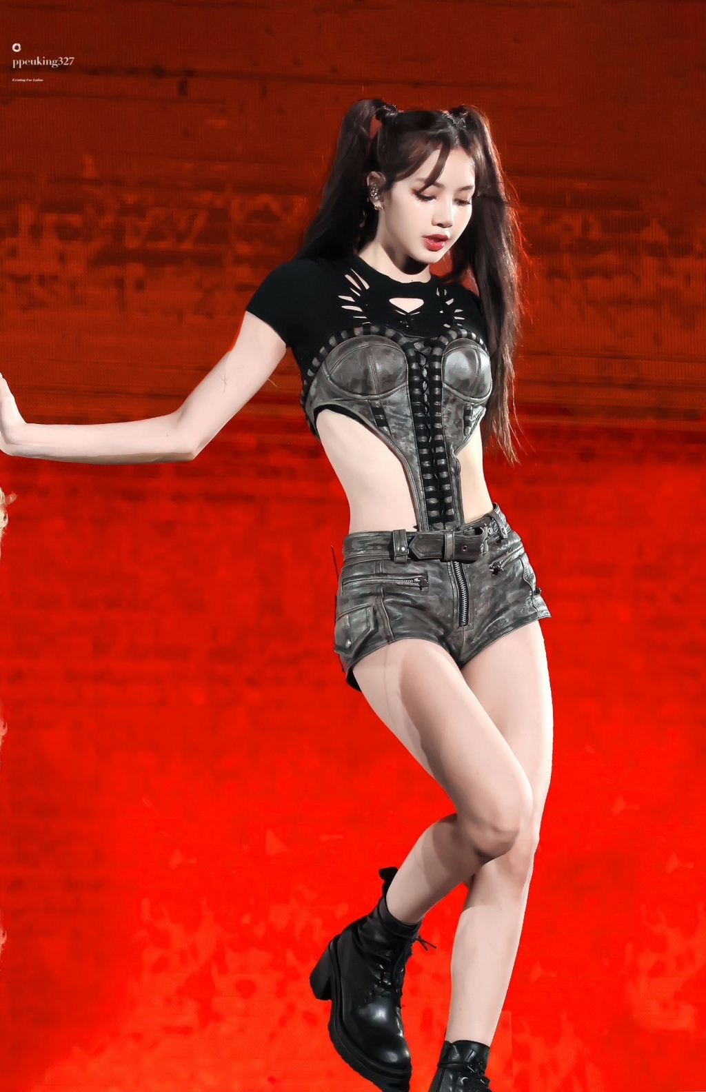 Lisa (BlackPink) và những lần khoe body 'siêu cháy'