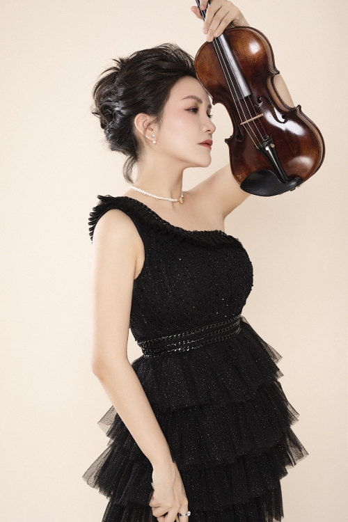 Nữ nghệ sĩ nổi danh 'vĩ cầm biết hát' gây thổn thức khi trình diễn Quốc ca bằng violin