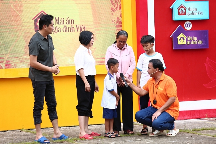 Phương Thanh xúc động kể chuyện mất cha khi mới 13 tuổi tại 'Mái ấm gia đình Việt'