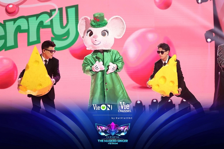 'The masked singer Vietnam': Tóc Tiên đoán thân phận Madame Vịt nhờ hint liên quan bóng đá, Chuột Cherry thay đổi 180 độ vì trai đẹp Rocker Nguyễn