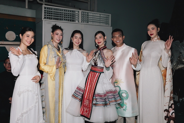 Minh Tú xúc động diện lại bộ áo dài từng thắng giải Trang phục dân tộc tại quốc tế