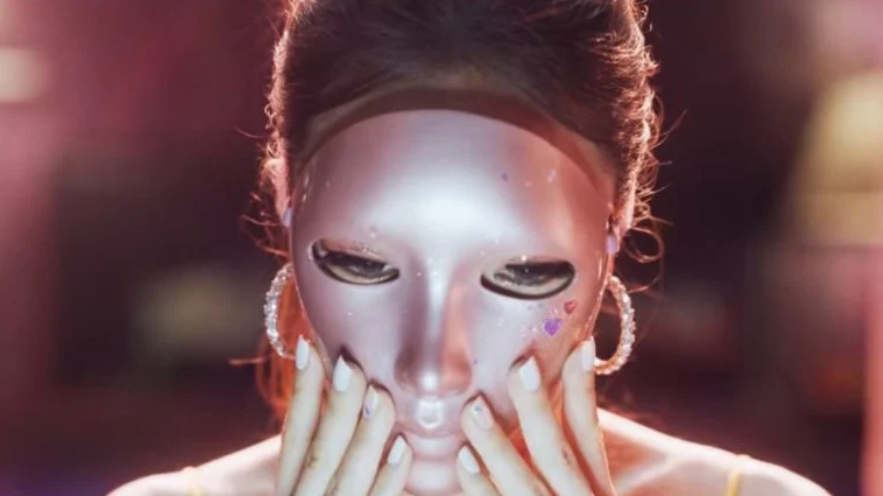 Vũ công chuyên nghiệp sụt ký thảm hại khi đóng thế trong 'Mask Girl'