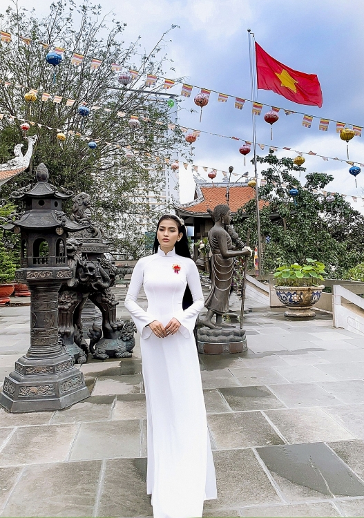 Vẻ đẹp chuẩn Á đông của Trương Thị May ở tuổi 35