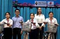 Ngọc Châu cấp thuốc miễn phí cho bà con khó khăn, tặng xe đạp cho học sinh tỉnh Long An