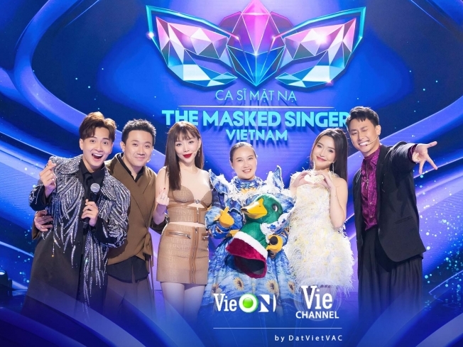 Madame Vịt dừng chân ở tập 3 'The masked singer Vietnam', trình diễn ca khúc lộ diện 'Anh cứ đi đi' khiến Hội đồng cố vấn tiếc hùi hụi