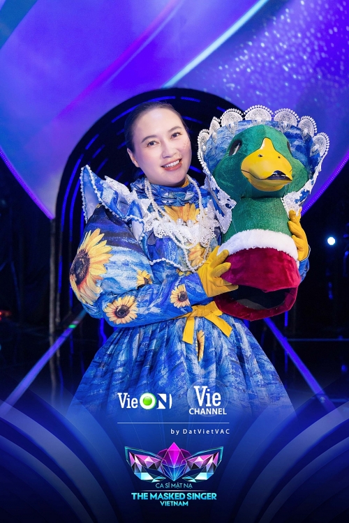 Madame Vịt dừng chân ở tập 3 'The masked singer Vietnam', trình diễn ca khúc lộ diện 'Anh cứ đi đi' khiến Hội đồng cố vấn tiếc hùi hụi