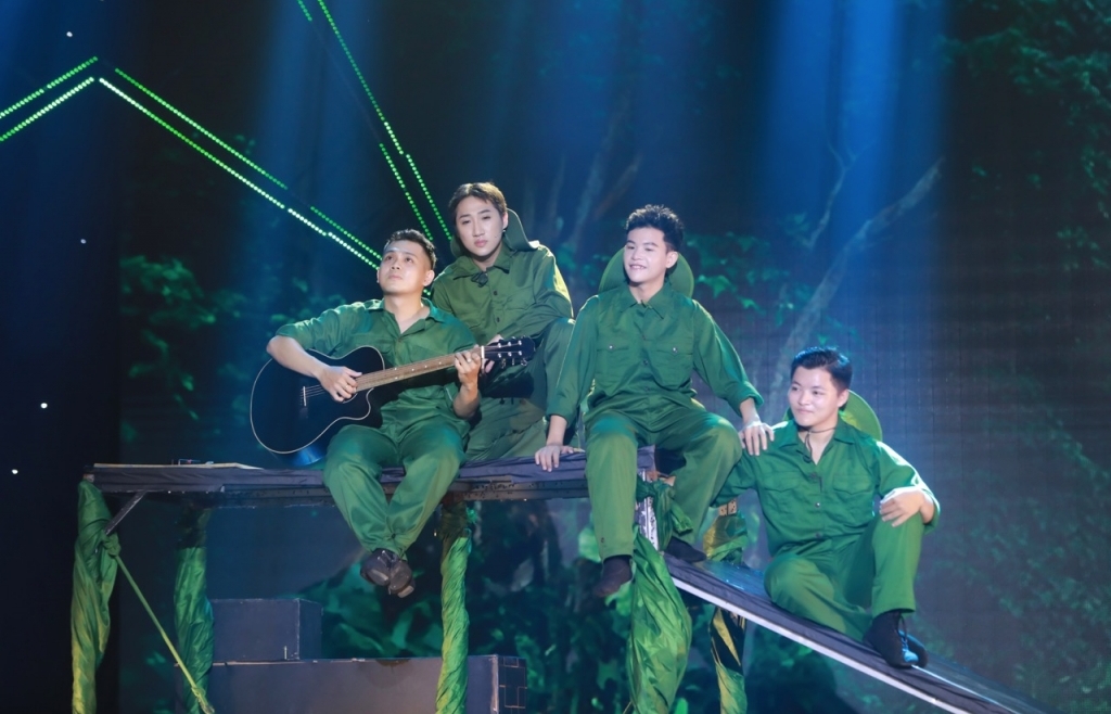 'Cùng nhau tỏa sáng': Hữu Quốc, Kim Xuân 'nổi da gà' với tiết mục hào hùng về người lính của Lâm Nguyễn cùng đồng đội