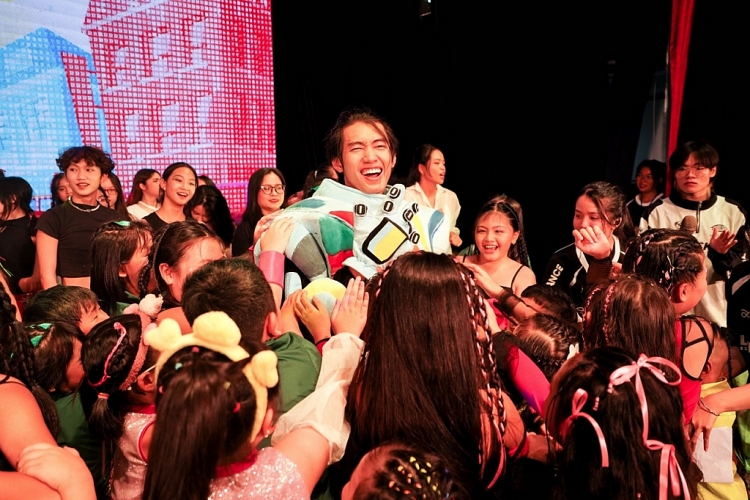 Quang Đăng - Yee Pink và màn vũ đạo cực 'cháy' trong sự kiện kỷ niệm 3 năm thành lập nhóm nhảy