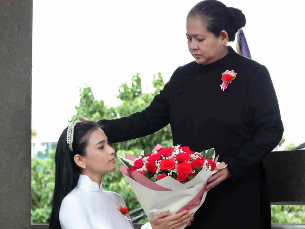 Trương Thị May tặng hoa hồng cho mẹ ngày Vu Lan