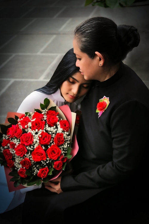 Trương Thị May tặng hoa hồng cho mẹ ngày Vu Lan