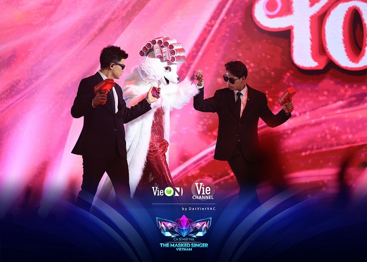 'The masked singer Vietnam': Vừa xuất hiện, Bố Gấu và Cáo Tiểu Thư đã làm netizen rụng tim với những màn trình diễn cảm xúc